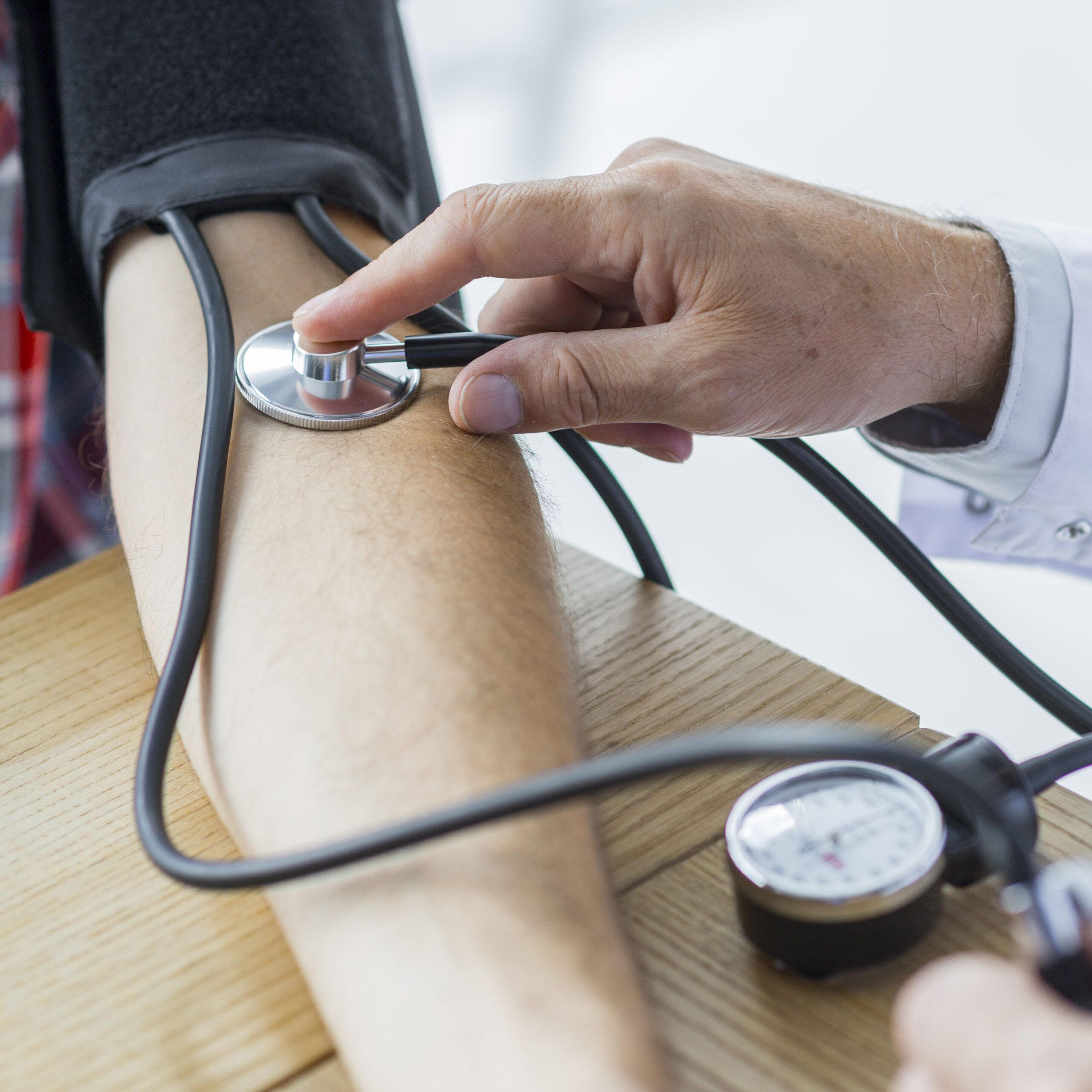mano-de-cultivo-con-estetoscopio-medir-la-presion-arterial